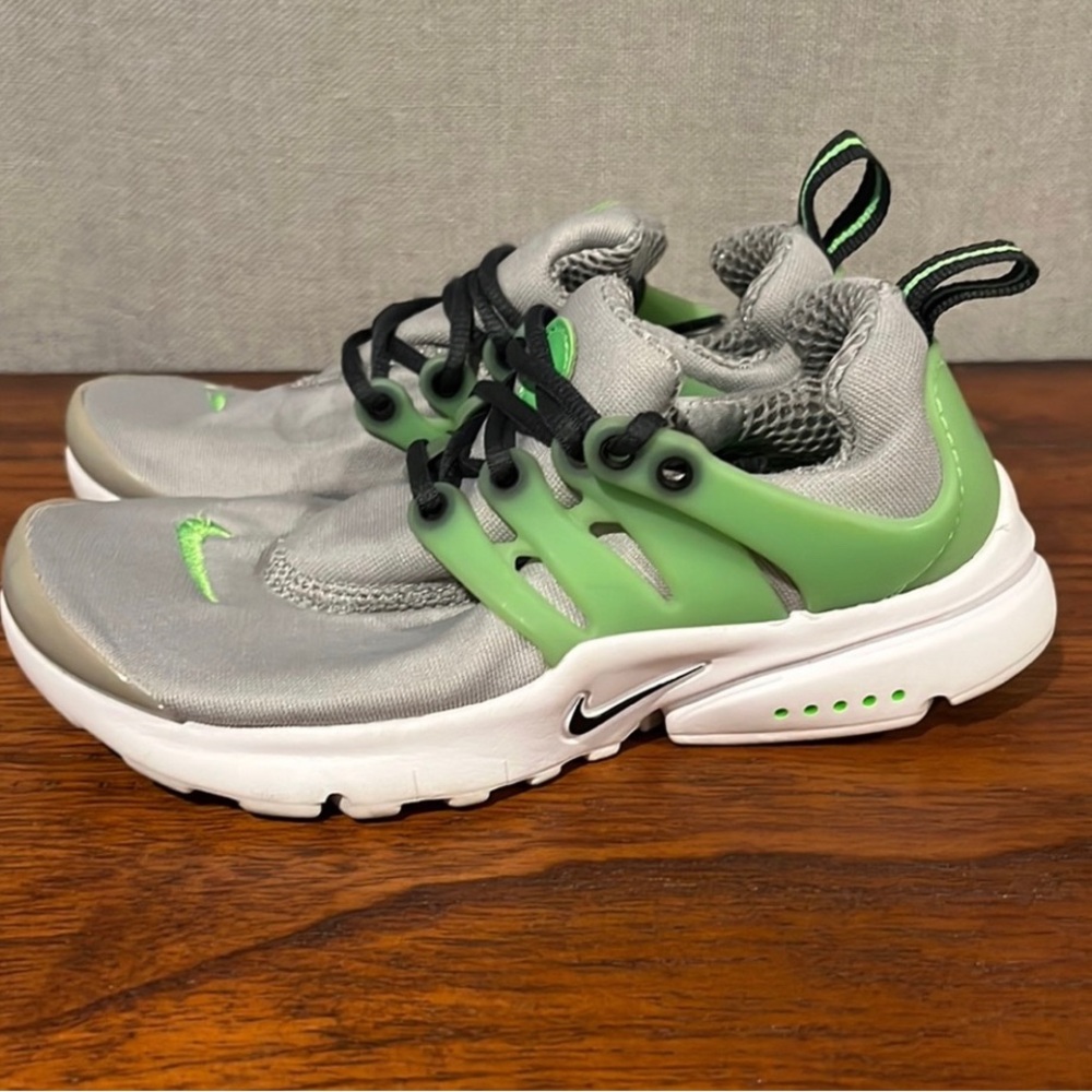 Nike Presto GS Light Smoke Grey Green
Size 13c
